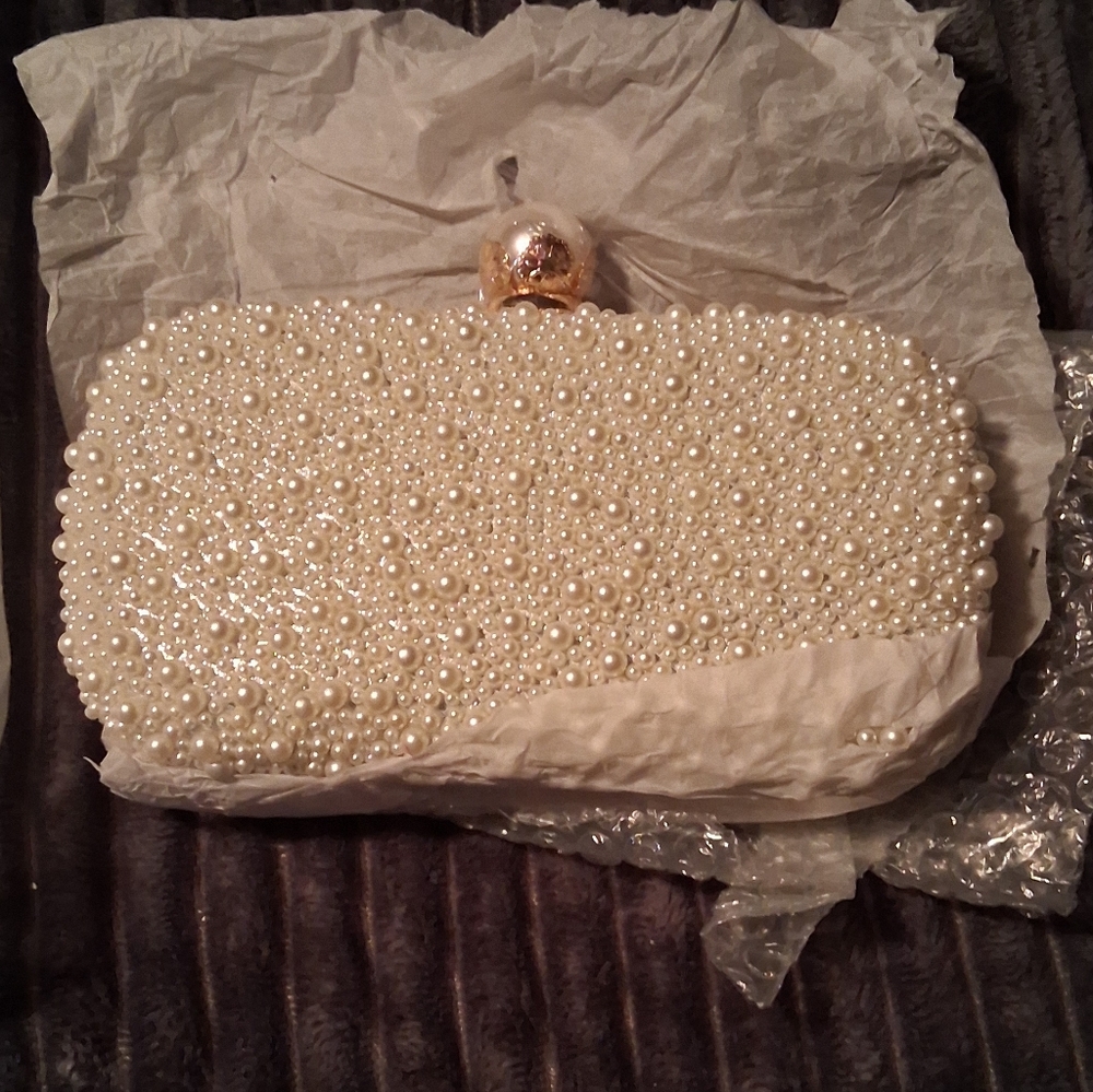 🚨NEW! Elegant Pearl-Embellished Clutch